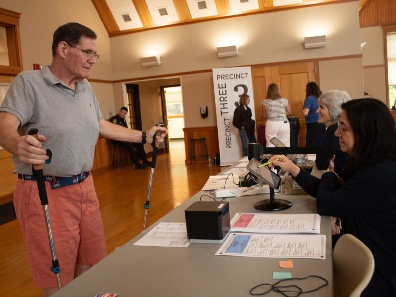 Weston narrowly backs Markey in Senate primary